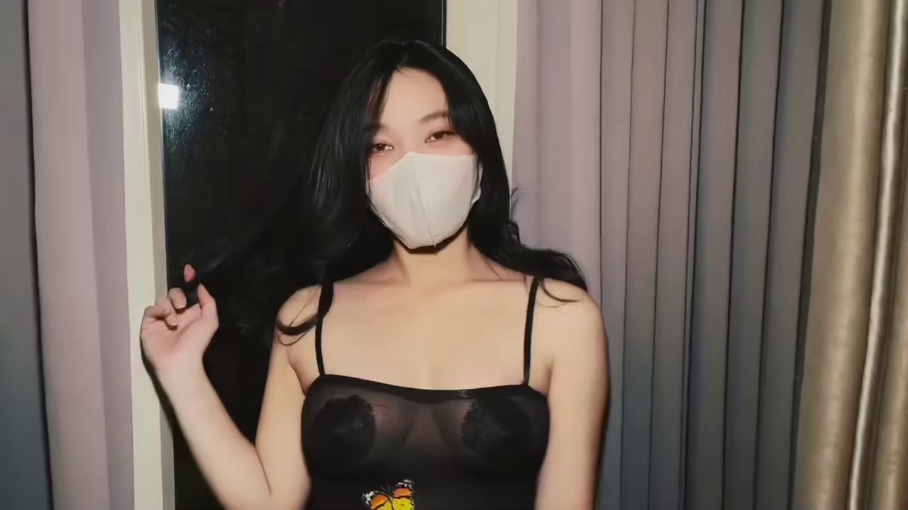 反差妹「Miuzxc」表姐穿上情趣黑丝帮我发泄性欲 我却忍不住操了她