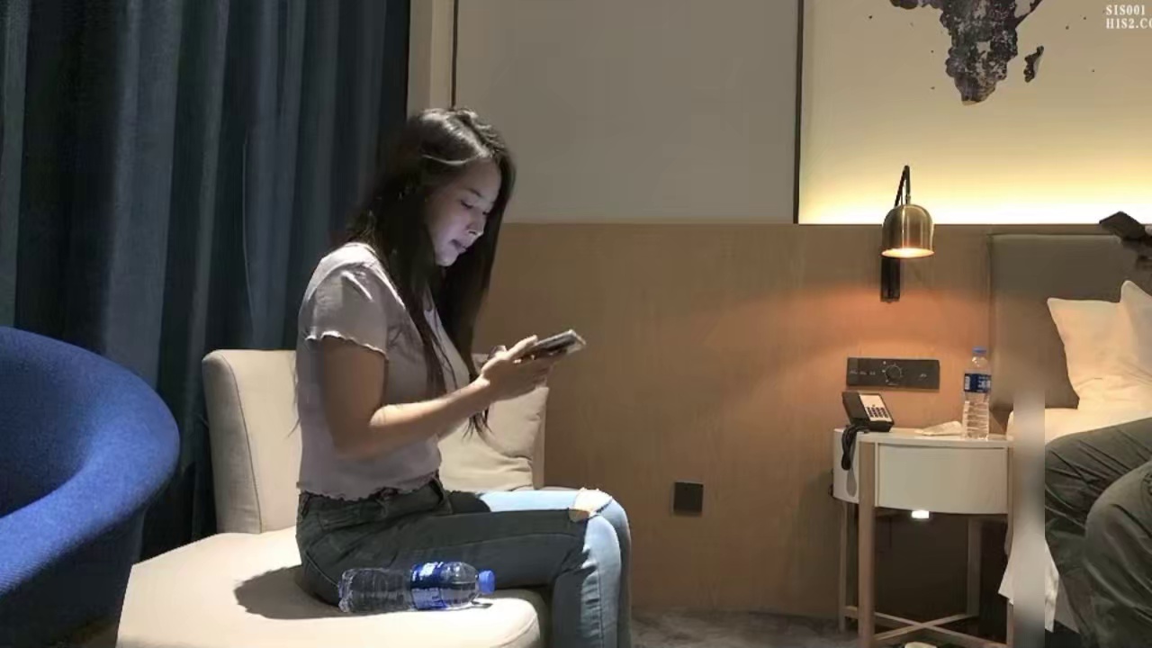 这个御姐很撩人 贴身短袖牛仔裤 前凸后翘高挑性感，蠢蠢欲动抱在怀里坐腿上爱抚亲吻，噗嗤插入大力抽送搞