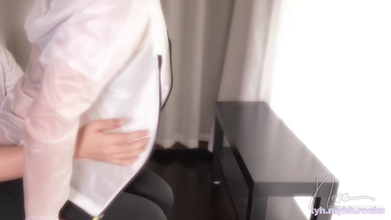 极品火辣身材翘起美臀后入，有种母狗交配的感觉，紧身裤健身女神吸完鸡巴又骑上去，最后被射在乳房上