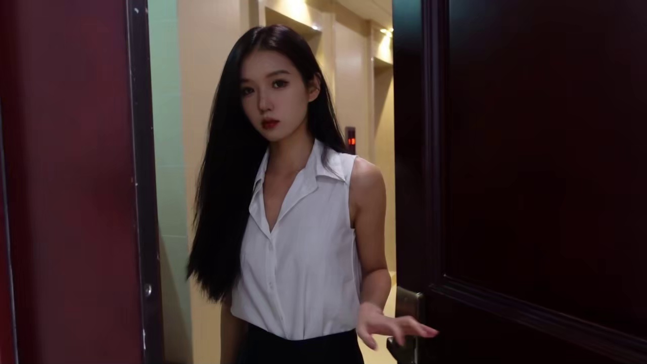 顶级模特灵灵私拍 树屋轻调成绩很差的男生报复女老师对老师灵灵进行了凌辱