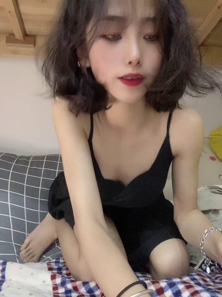 反差露脸美女大学生 璐璐 重金定制福利