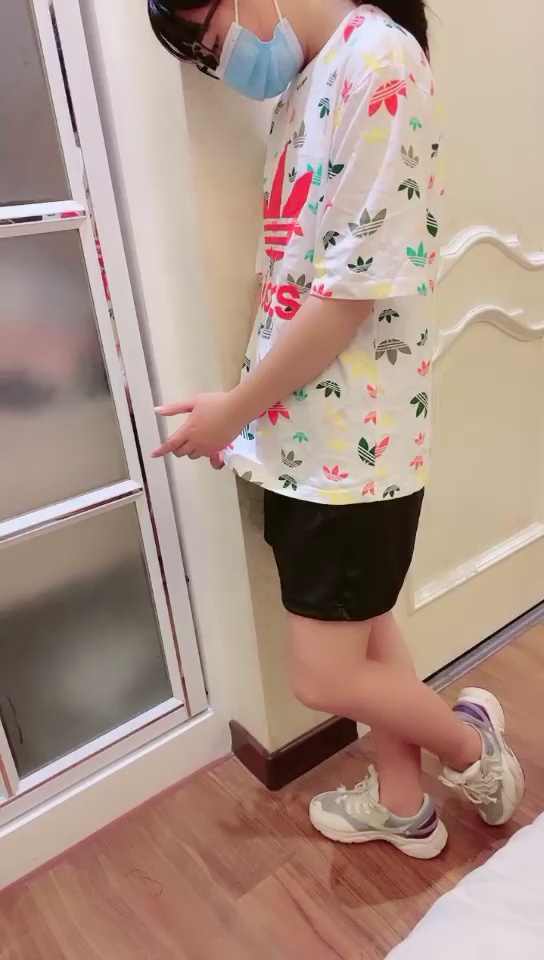 高中清纯眼镜妹初夜开苞 两瓣阴唇饱满肥美裂缝相当紧致
❤️ ❤️