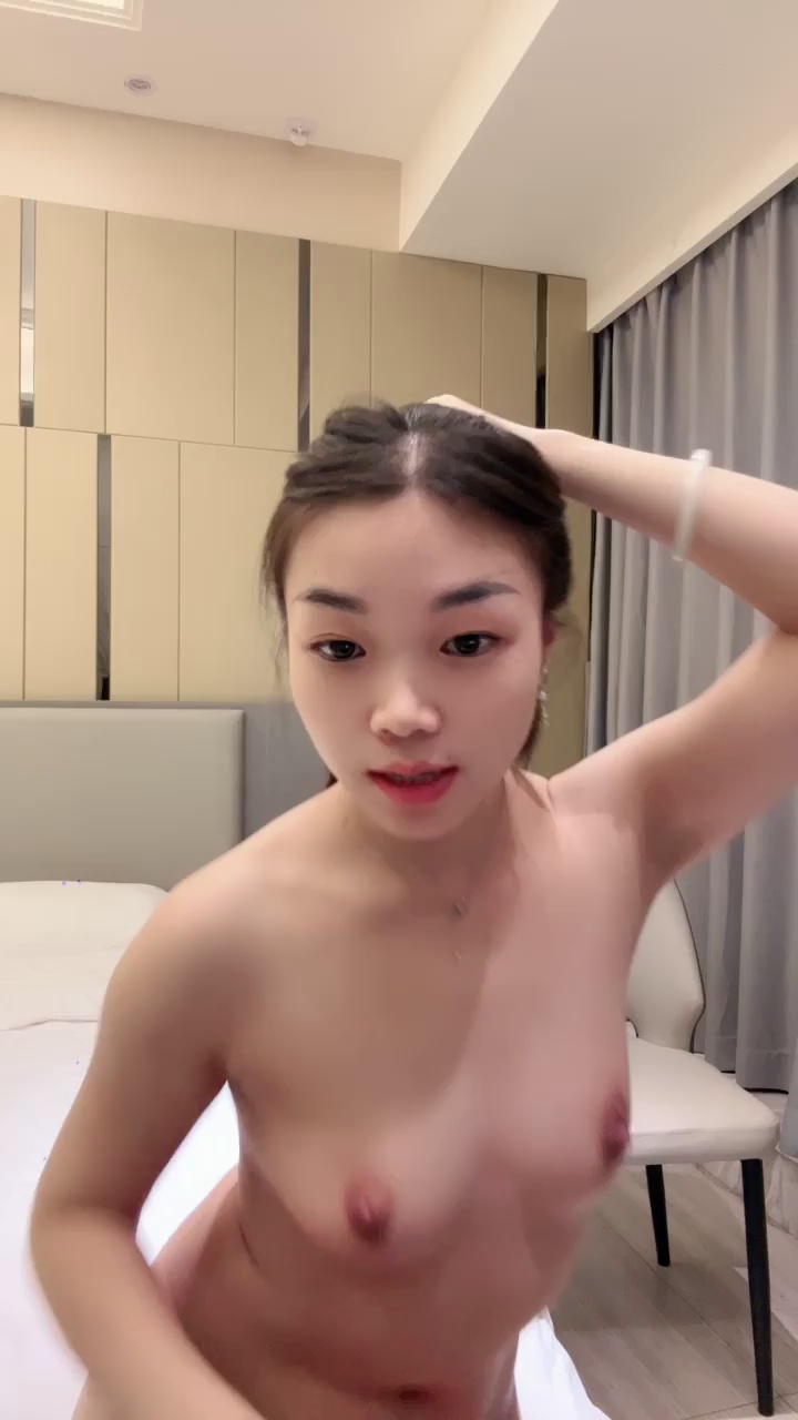 美乳女学生! 刚下海就被干~道具自慰~爽死啦!
❤️ ❤️