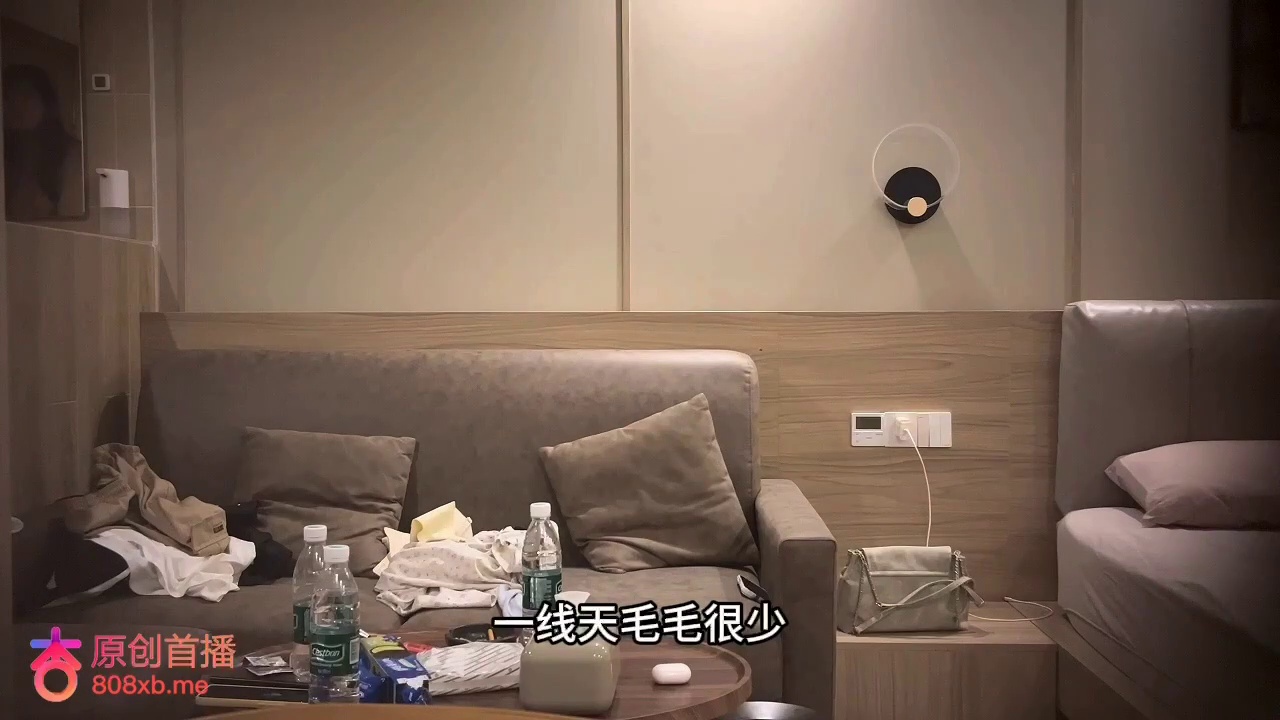 今天约了一个07年妹子,身材丰满,妹子下面很粉一线天,干到最后忍不住把套子拔了,插得太深妹子受不了一直喊不要