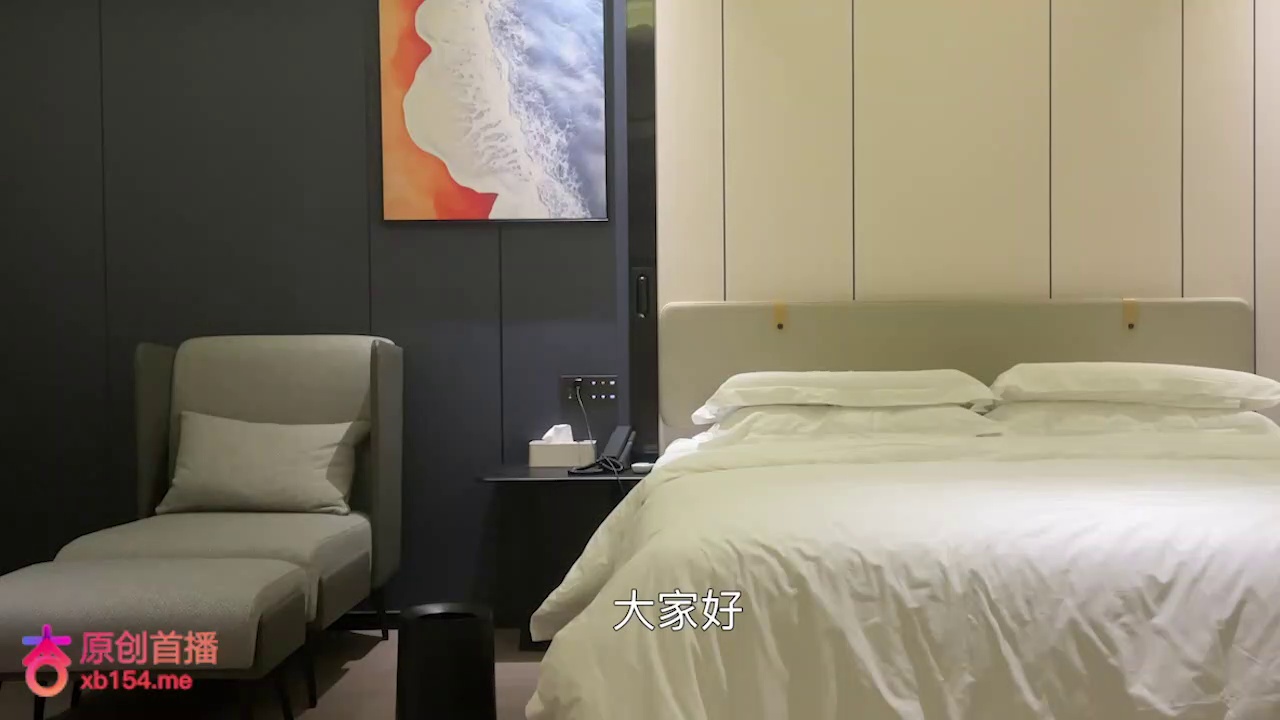 **今天约了个颜值身材都极品的小美女,性格腼腆害羞,说话柔声细语,中间还给妹妹做潮喷了,害羞的妹妹双手捂着就往厕所跑**