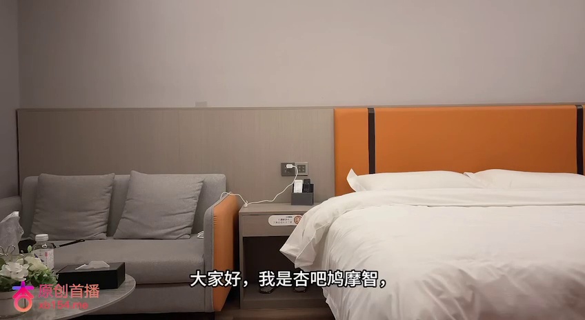 **约了个高冷美女,没脱衣服看起来不怎么样,脱了衣服后娇小玲珑,口活很好舔蛋蛋舔得受不了**