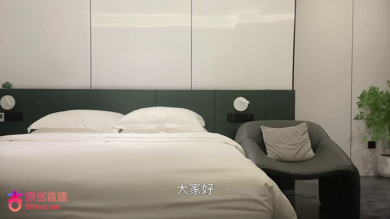 今天花三千叫了个细致挂硕果的夹子音御姐,说话嗲嗲的哥哥一直叫个不停,毒龙做得很认真还没插进去就喊疼