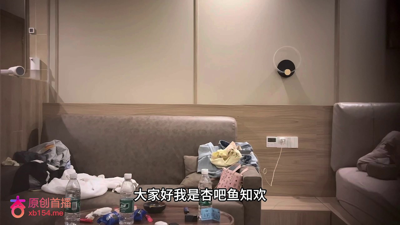 **今天约了个护士妹妹,约了两次才约到,妹妹放假的时候才出来兼职,皮肤很白奶子非常软,下面粉嫩紧致刚干一会就开始倒沫子**