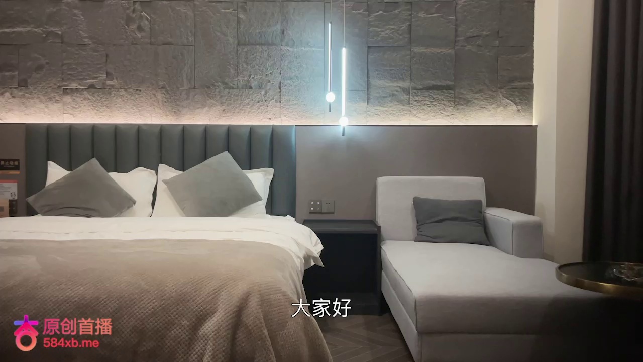 **今天约的这个妹子特别能喷水,表情诱人态度拉满,搞得她给老板打电话告状说我太用力了,套子破了都不知道,最后给她干出血了**