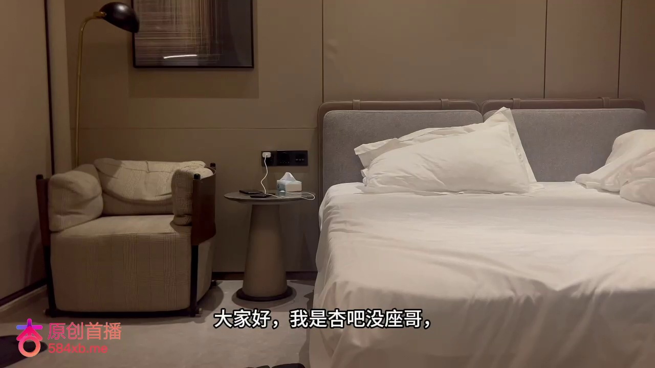 **今天约了一个网瘾美女,大长腿肉丝爱爱,下海是为了买漂亮的皮肤,线上玩吃鸡线下也吃鸡**
