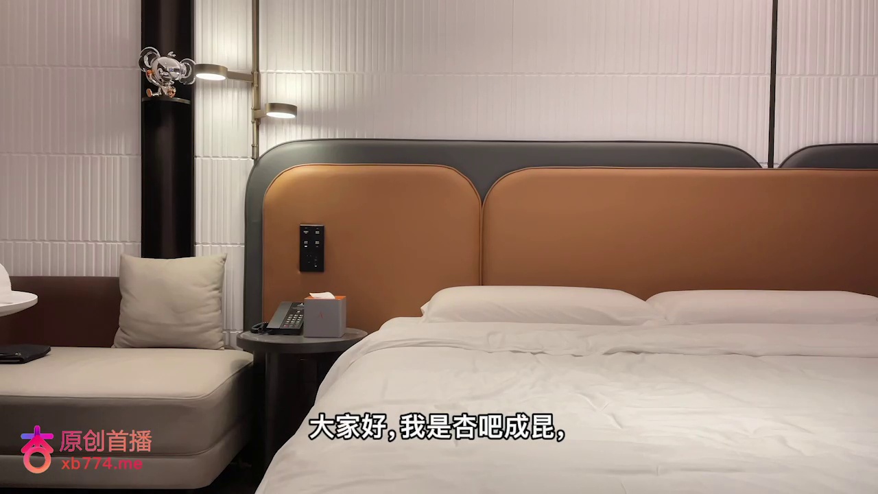 **花3000约了个气质美女,清纯网红谈吐优雅,性格温和体贴,后入抽插肥臀非常爽,女上位表情丰富**