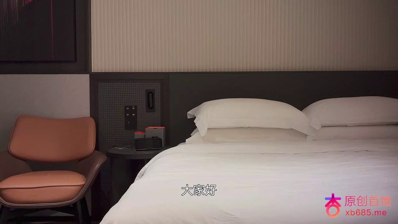 **今天为了让兄弟们清楚的看到妹子表情,妹子的脑袋被我扭着面向镜头,扣嘴掐脖子,妹子全都接受,可调教性强**