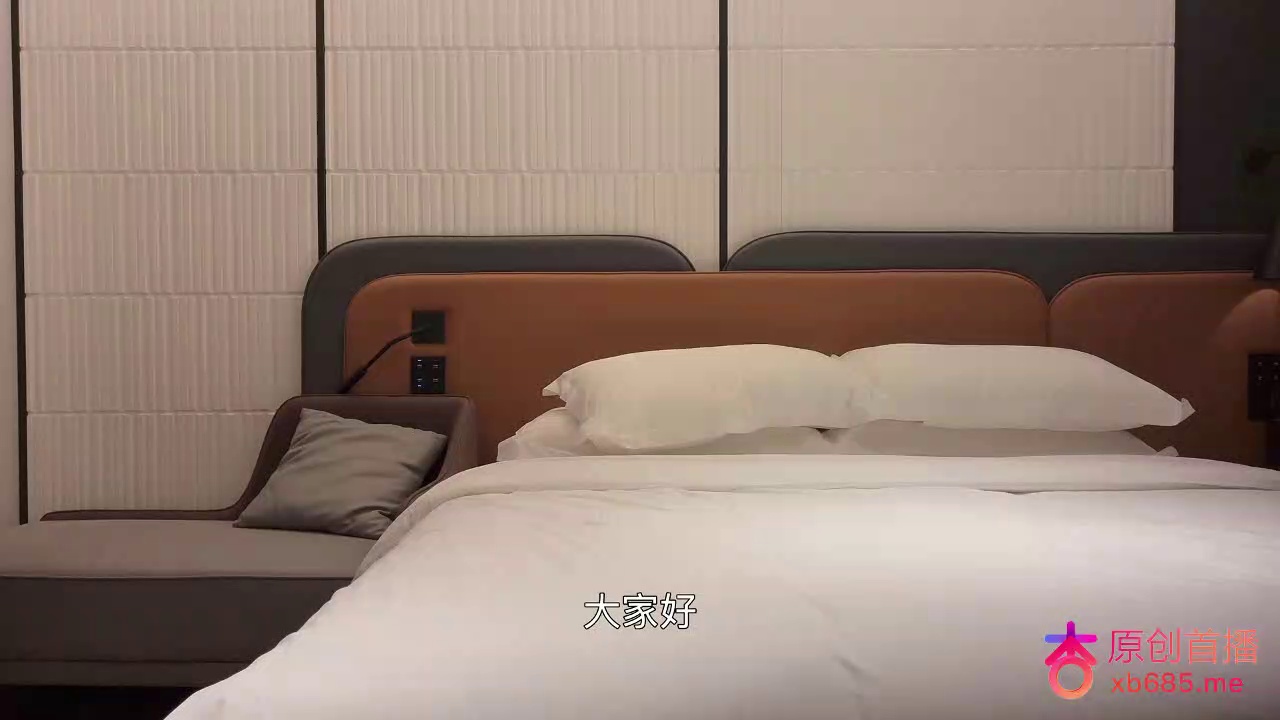 **今天约了个出来兼职的,还是个包子逼,小穴骚毛稀疏又粉嫩,一看就知道挨操经验不多,操得她国粹不断,眼神迷离**