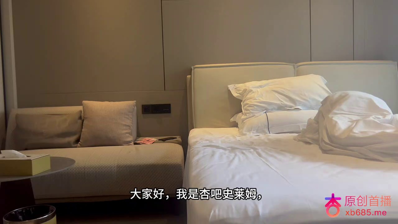 **今天约了个清纯红衣妹子,妹子是个天然白虎,小穴干干净净一根毛都没有,鸡鸡进进出出干得真爽**