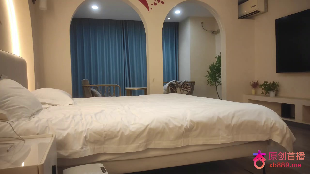 约了一个身材苗条的妹子,妹子口活很棒,淫叫声不断,小穴相当紧致,兼职的相当敬业