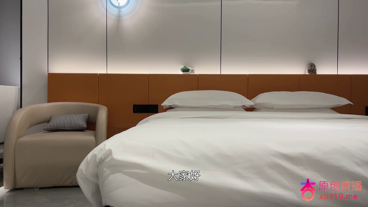 今天约了个皮肤白的发光的妹子，屁股被我打的通红，小穴户型穿着内裤都能清晰的看见，外加透视情趣，白丝套装诱惑满满