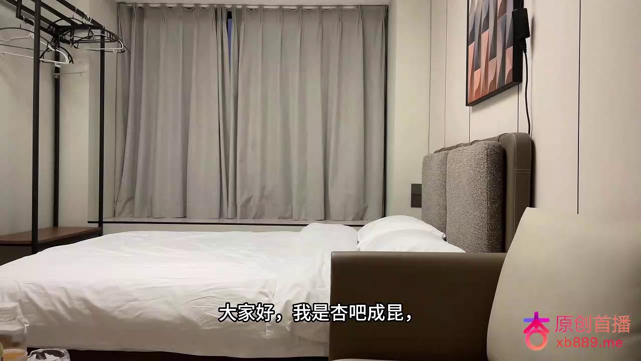 约了个妹子，身材高挑，皮肤白嫩光滑，下面脱了毛光滑干净，屁股翘，后入抽插太爽了，女上位表情很投入