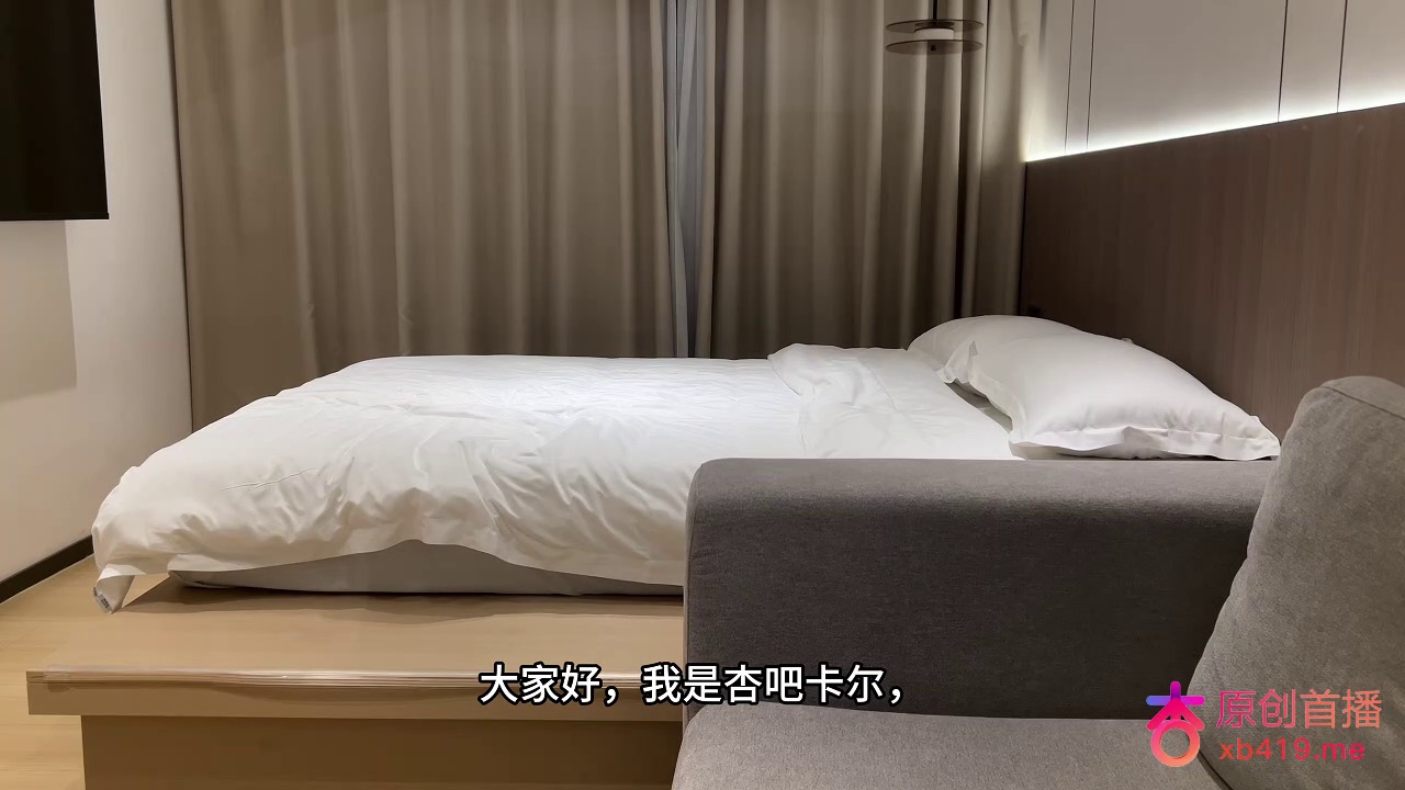 今天约了一个身材比例特别好的妹子,葫芦身,腰细胸大腿长,妹子还特别温柔,白虎小穴,各种姿势压腿猛干