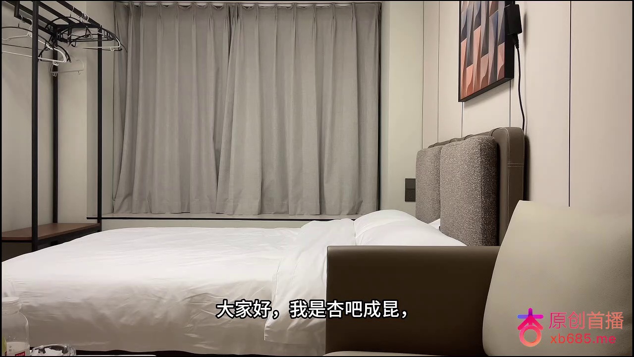 今天约了一个年轻的四川妹子,刚下海两个星期,皮肤白嫩身材娇小,中途尝试几次拔套都怕被她发现