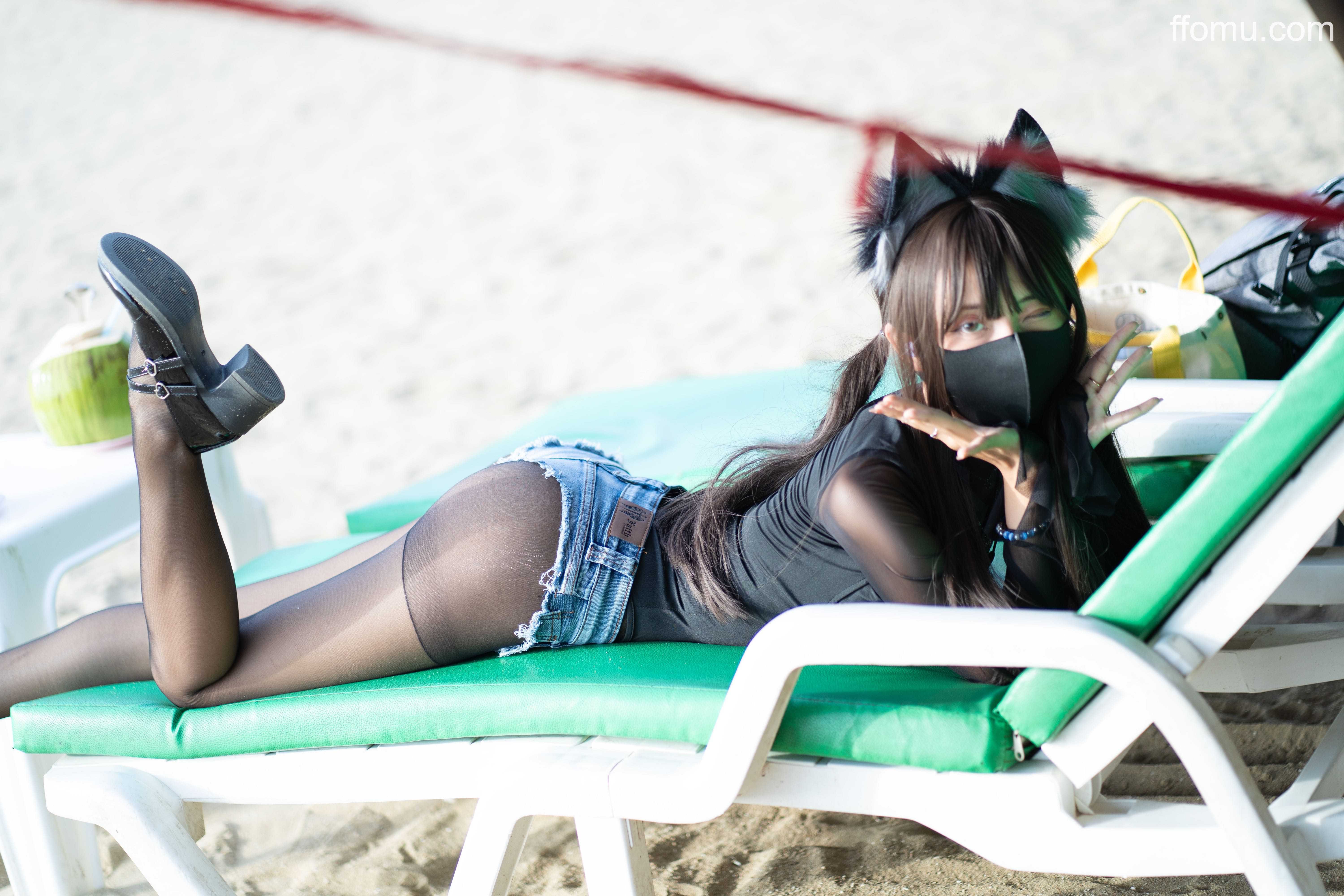 职业奶妈三水子 (Zhiye naima san shui zi) – Black Stockings Swimsuit