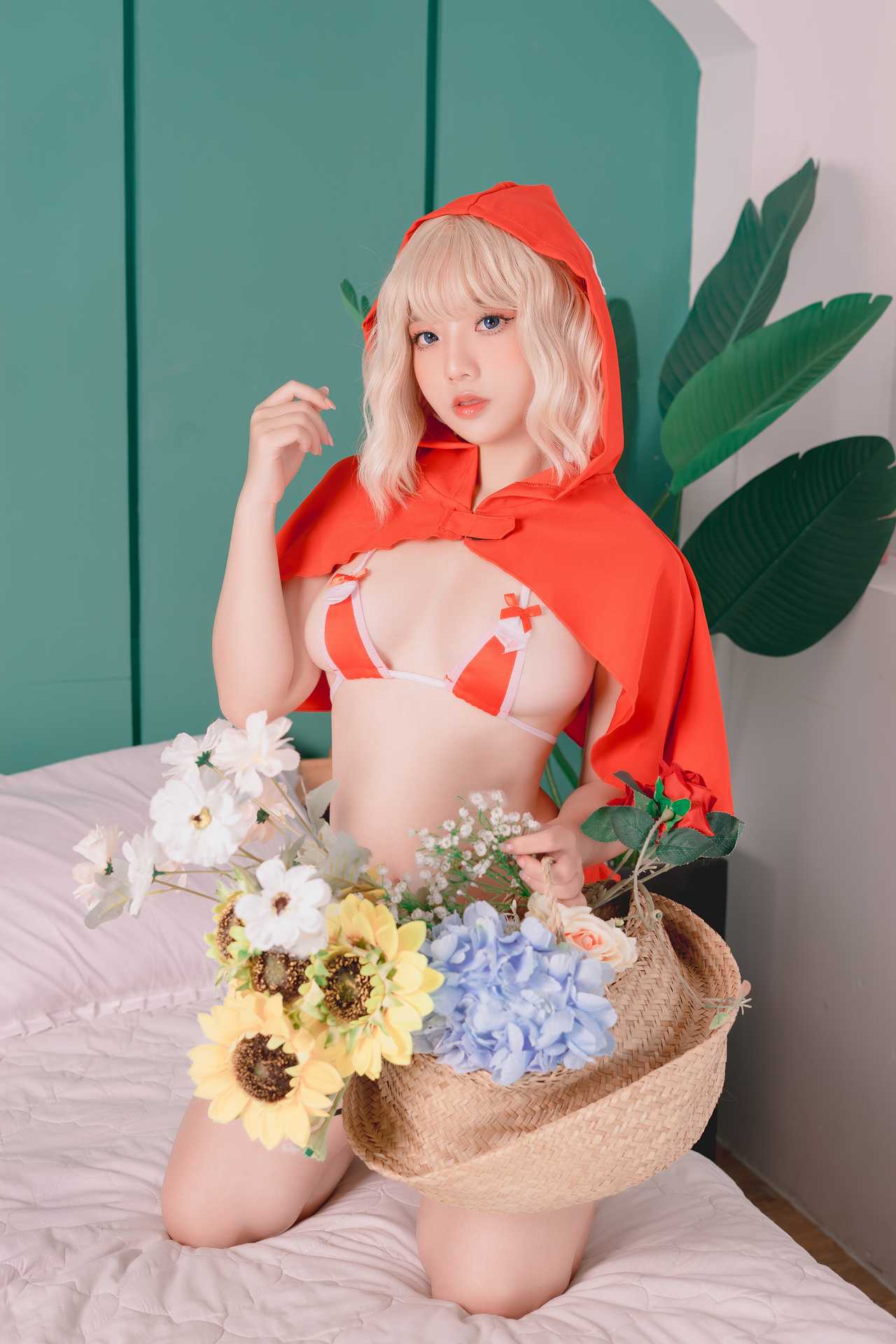 Messie Huang写真 – Red Riding Hood “60 photos”