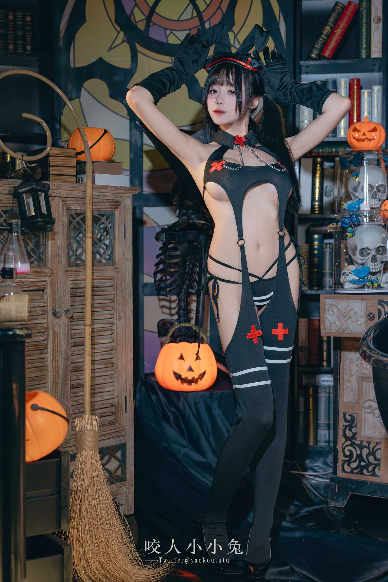 咬一口兔娘ovo (Yaokoututu) – Halloween Nurse “40 photos and 1 video”